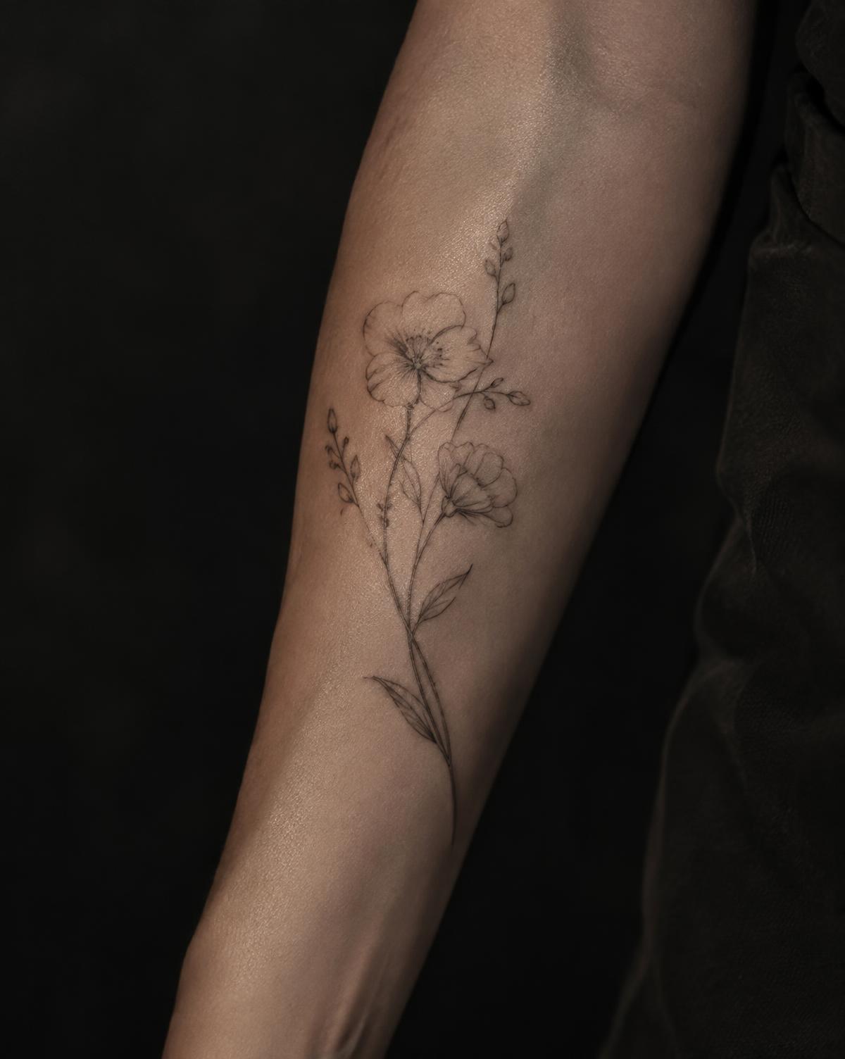 Detalhe de tatuagem fine line